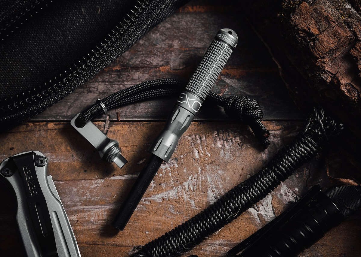 ガンメタルの nanoSTRIKER XL とパラコード。ローレット加工の持ち手